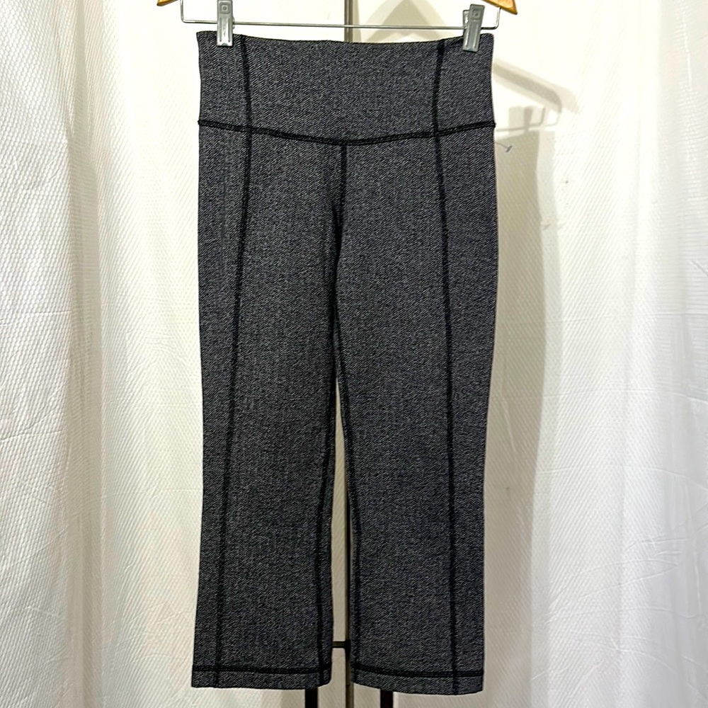 Lululemon crop leggings with 8” rise SZ 4